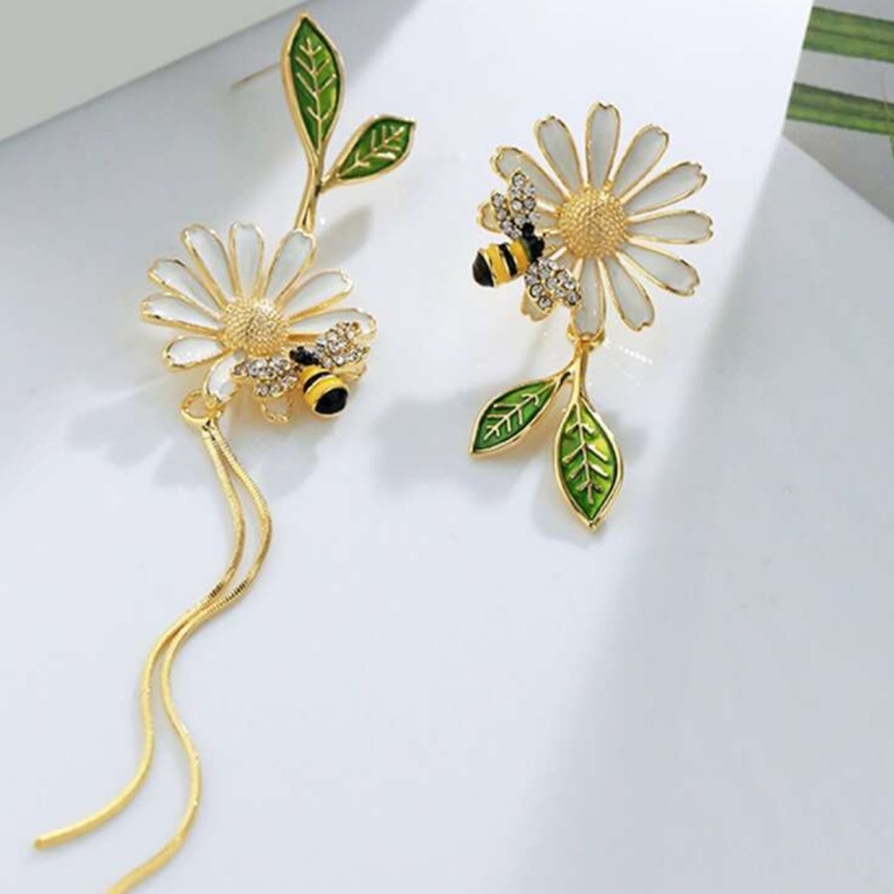 Adorable bee and flower earrings